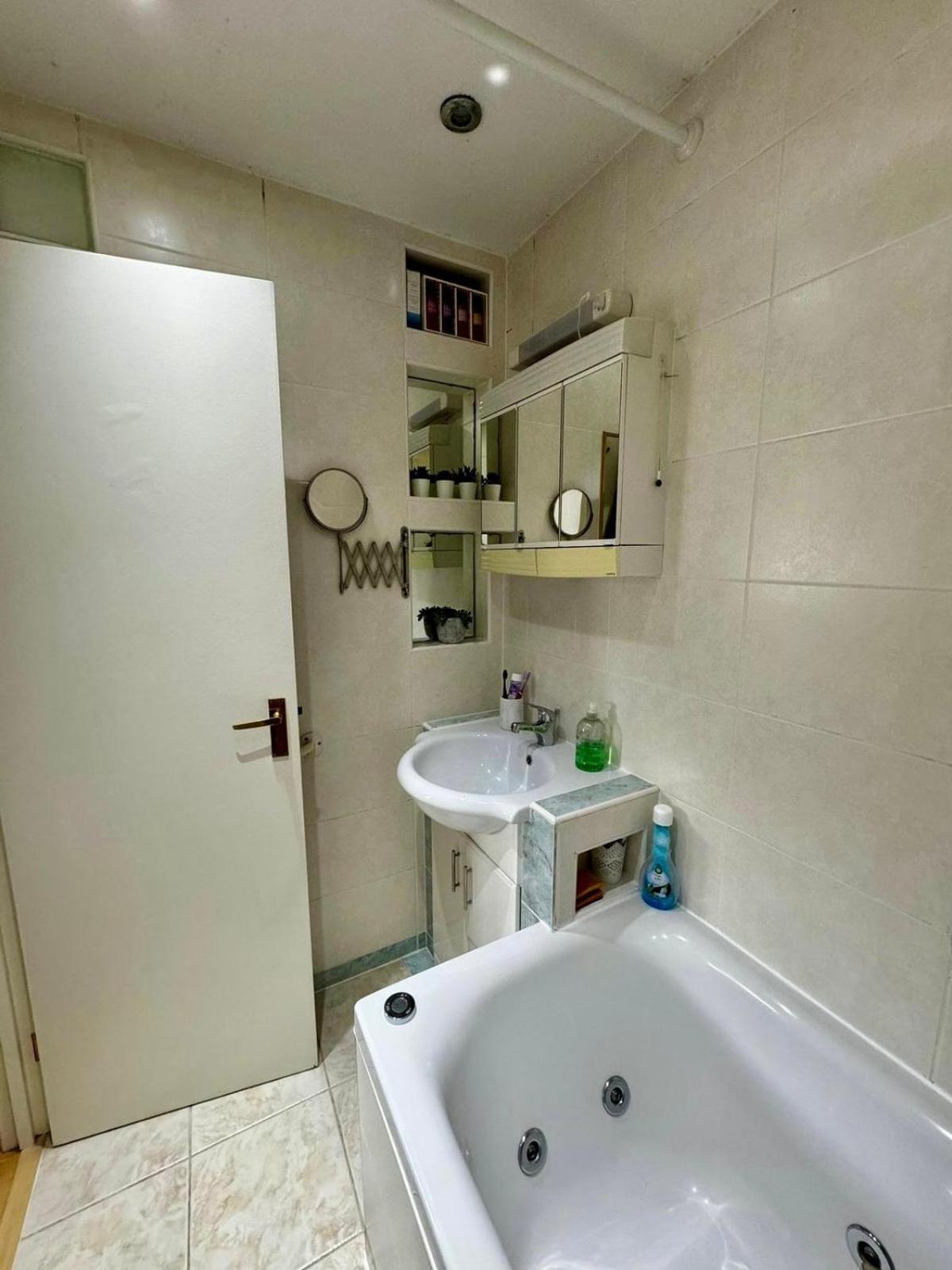 Amazing En-Suite Apartment In Finchley Central 伦敦 外观 照片