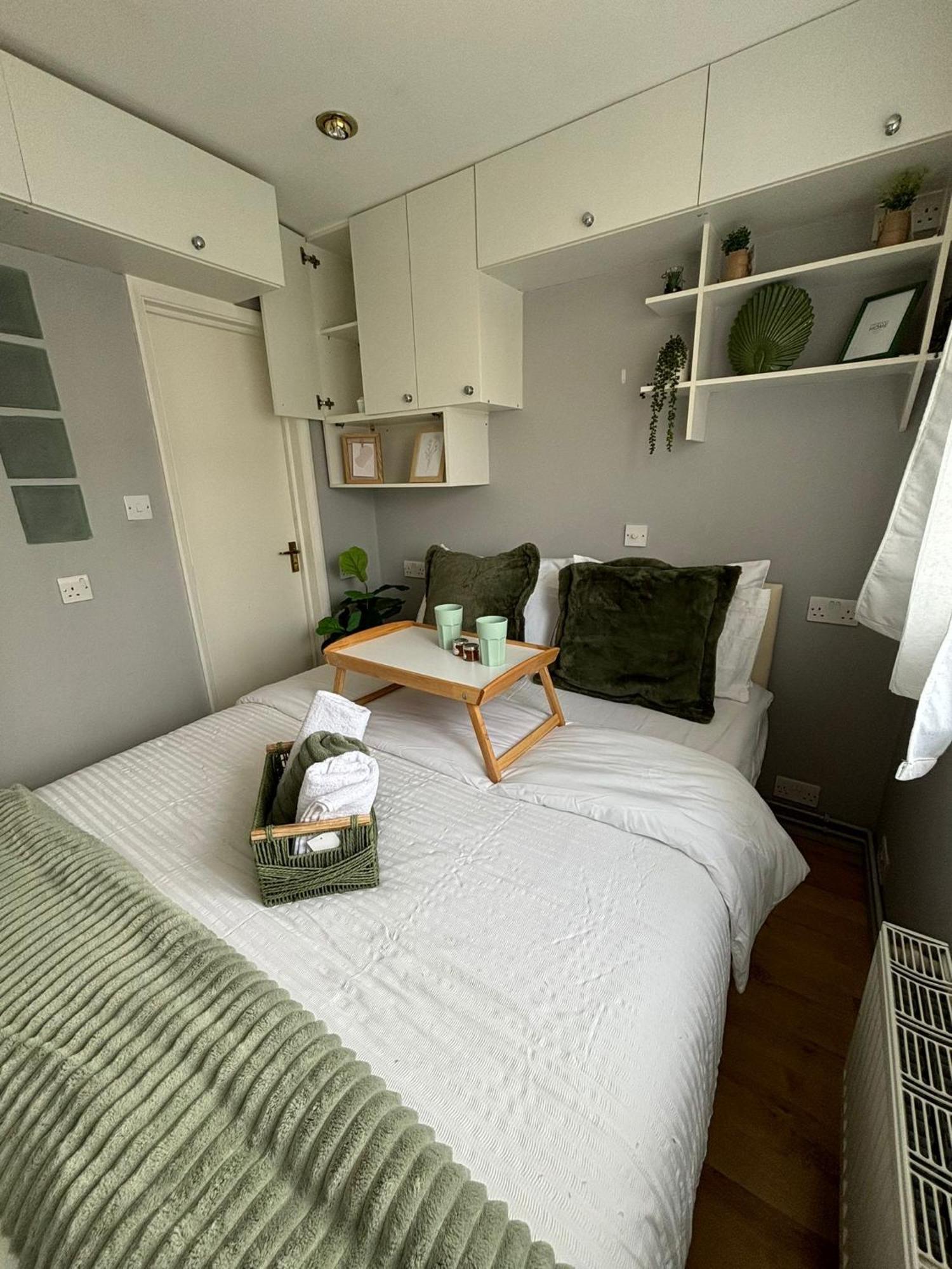 Amazing En-Suite Apartment In Finchley Central 伦敦 外观 照片